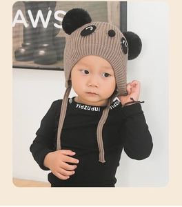 Detailopname van een peuter met een schattige panda gebreide muts met warme oorkleppen