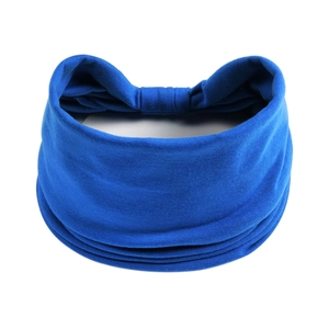 Dettaglio della fascia per capelli yoga boho blu navy con elastico arricciato morbido