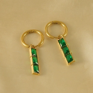 Boucles d'oreilles en acier inoxydable doré 18K avec trois zircons verts rectangulaires