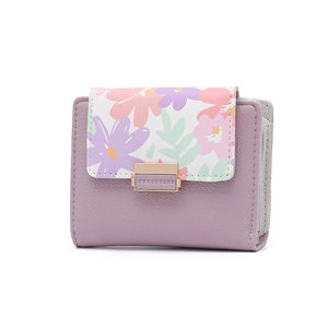 Détail du portefeuille en similicuir violet avec imprimé fleuri et fermoir doré
