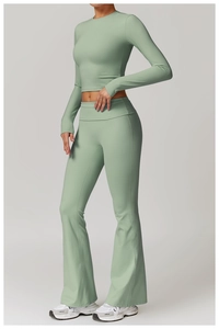 Détail de l'ensemble de yoga vert sauge avec haut court à manches longues et legging évasé