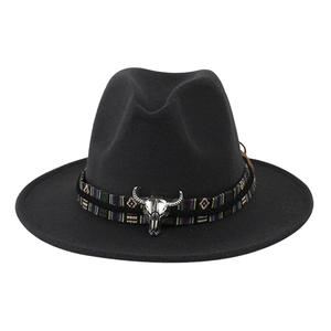 Dettaglio di fedora nero con fascia etnica colorata e decorazione a testa di toro