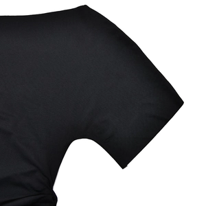 Détail du tissu noir froncé et de la couture des manches pour ce haut moulant sexy