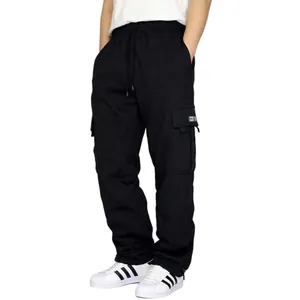 Details des elastischen Bundes mit Kordelzug an schwarzer Fleece-Cargohose für Herren