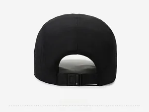 Vista posteriore del cappello sportivo nero a 5 pannelli con fibbia regolabile