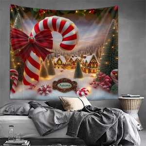 Détail d'une tapisserie de Noël avec des sucres d'orge et un décor de chalet sur un mur de chambre
