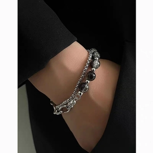 Bracelet double couche en acier titane avec perles à effet craquelé sur le poignet