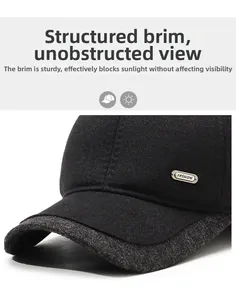 Dettaglio cappello baseball in tessuto spigato con stemma in metallo e tesa rifinita