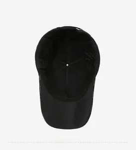 Vue détaillée de la casquette d'hiver avec doublure thermique et cache-oreilles pliables