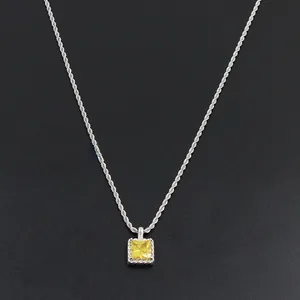 Vue détaillée de la chaîne torsadée argentée avec pendentif en zircon jaune carré