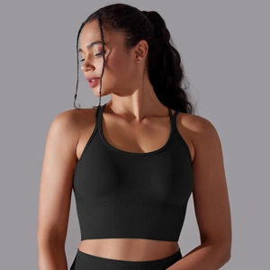Gros plan du soutien-gorge de sport noir avec maille sans couture et large bande d'appui