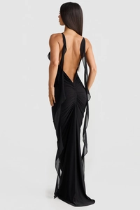 Gros plan sur une robe de soirée dos nu élégante avec des fronces et rubans en tulle