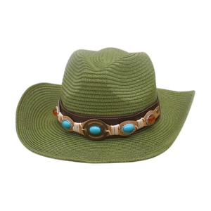 Detalle de un sombrero de vaquero de paja trenzada verde con banda étnica de turquesas.