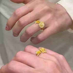 Vue détaillée d'une bague rose ajustable plaquée or avec pétales de zircon étincelants