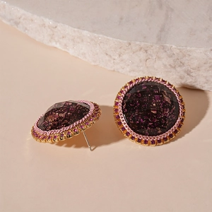 Vue détaillée des boucles d'oreilles vintage avec résine violette et cristaux roses