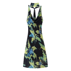 Robe dos nu col en V avec imprimé marbre abstrait coloré sur fond noir élégant