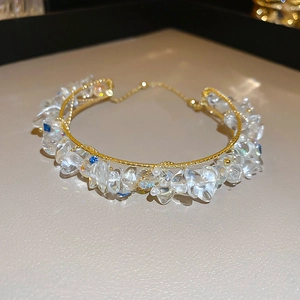 Bracciale rigido vintage francese con cristalli geometrici e struttura dorata sottile
