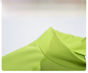 Gros plan du col montant vert néon montrant les coutures et la texture du tissu
