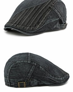 Détail de la casquette plate en denim gris foncé avec rayures et boucle de réglage