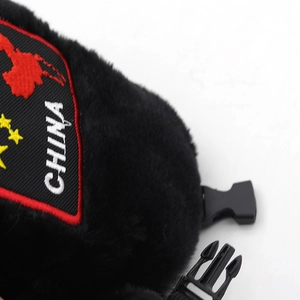 Chapeau de trappeur en peluche noire avec broderie carte de Chine et étoile jaune