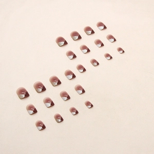 Faux ongles dégradé rouge français avec paillettes argentées et motifs géométriques