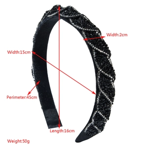 Elegante cerchietto nero largo con strass scintillanti e motivi a onde su base in tessuto
