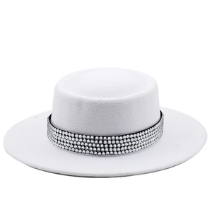 Elegante cappello boater bianco in lana con fascia di strass argentati da donna