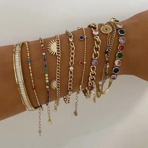 Böhmisches goldenes Armband-Set mit bunten Zirkonia und geometrischen Metall-Anhängern