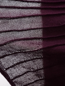 Détail macro du tissu en maille côtelée respirante avec texture ajourée violet foncé