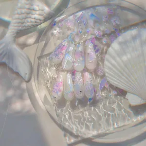 Détail macro de stickers ongles sirène 3D avec écailles irisées, perles et coquillages