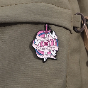 Broche émaillée avec rose rose, épée et texte Love sur un sac à dos en toile olive