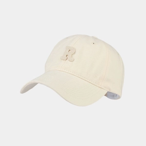 Dettaglio cappellino in cotone bianco con toppa a lettera R ricamata a spugna