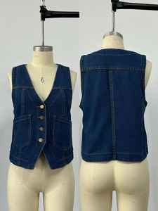 Détails du gilet en jean bleu foncé avec boutons en laiton vintage et coutures