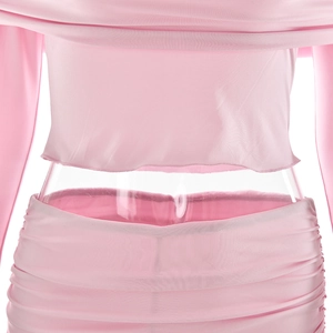 Détail de l'ensemble rose deux pièces avec taille froncée et ourlet ondulé extensible