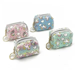 Detail van vier eenhoorn pailletten mini portemonnees met gouden sleutelhangers
