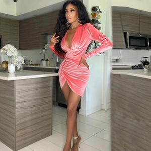 Robe élégante en velours rose vif à manches longues avec col en V profond et fronces