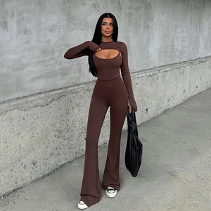 Completo due pezzi a coste marrone scuro da donna con crop top e tuta a zampa