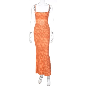 Détail de la robe longue moulante dos nu à fleurs orange sur mannequin transparent