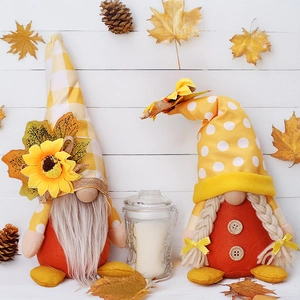 Set di gnomi per la festa del raccolto con girasoli e foglie di acero