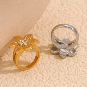 Stainless Steel Flower Ring 18K Gold Plated Rhinestone Inlaid Vintage Niche Design Women Jewelry