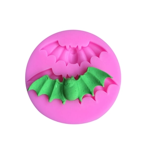 Stampo in silicone rosa a forma di pipistrello per fondente con esempio verde