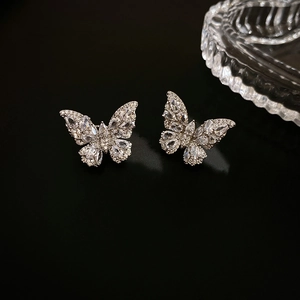 Elegante orecchino a clip a farfalla in argento con zirconi brillanti per donna