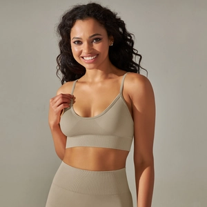 Dettaglio della trama a costine senza cuciture sul set reggiseno sportivo e leggings beige