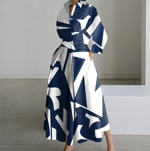 Dettaglio vestito a maniche lunghe con stampa geometrica blu e bianca e cintura in vita