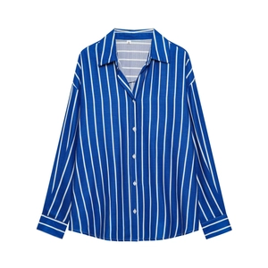 Chemise classique à manches longues rayée bleu et blanc avec col à revers et boutons