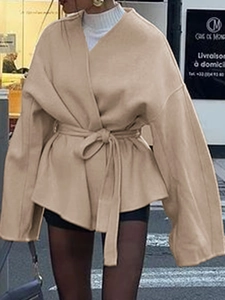 Détails du manteau cintré kaki élégant avec un design de blazer sophistiqué à manches longues