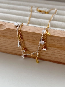 Dettaglio macro di collane con pendente a goccia in argento S925 e placcate oro con zirconi