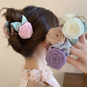 Pince à cheveux élégante avec fleurs en satin 3D disponibles en plusieurs tons pastel