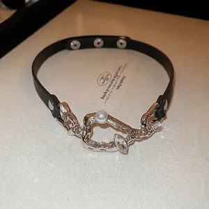 Collier ras du cou en cuir noir avec pendentif argenté, perle et cristaux fins
