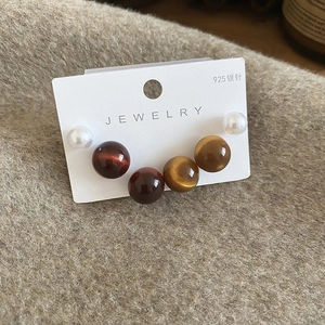 Détail du lot de boucles d'oreilles en argent 925 avec perles et œil-de-chat